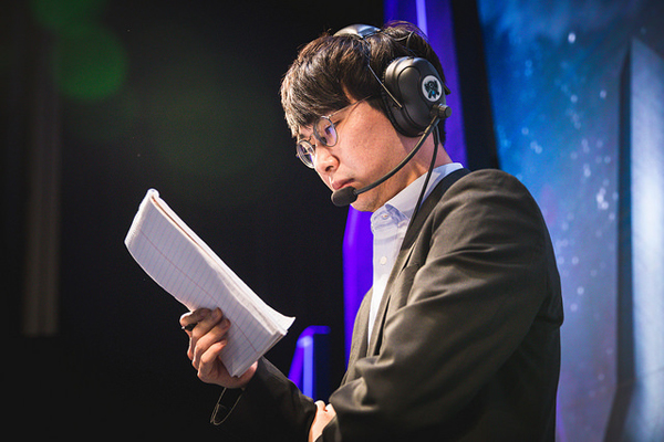 Un coach esport relit ses notes avant une session — Academie NIO Esports