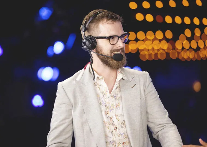 Drakos, caster League of legends, au micro en studio — Academie NIO Esports