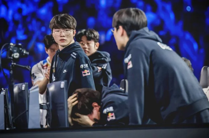 Lee Faker Sang-hyeok et des coéquipiers de T1 sur scène pendant un match — Academie NIO Esports